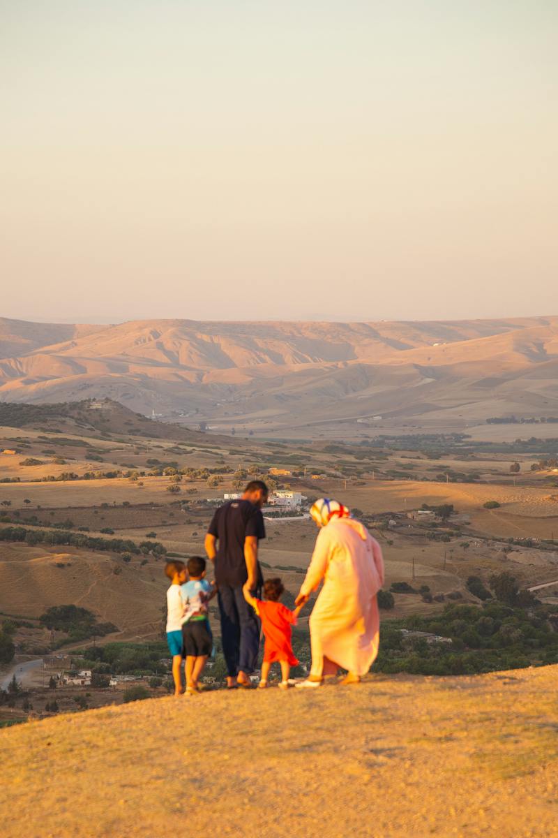 muslim family with horizon